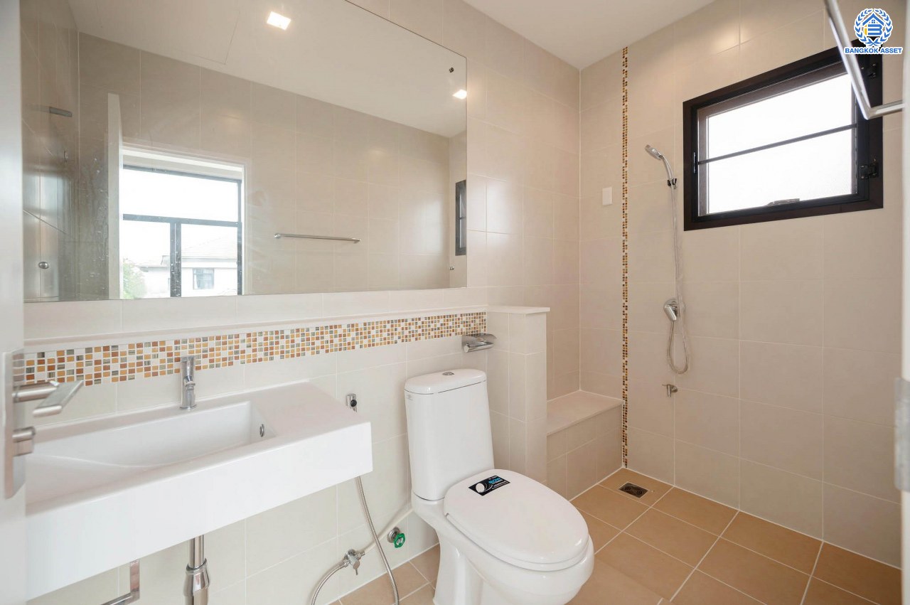 คฤหาสน์สุดหรู ดีไซน์สุด Luxury ติดถนนบรมราชชนนี โครงการ เดอะแกรนด์ ปิ่นเกล้า หลังมุม บนเนื้อที่ถึง 111.6 ตร.ว. ฟังก์ชัน 4 ห้องนอน 5 ห้องน้ำ 1 ห้องแม่บ้าน จอดรถได้ 2 คัน พร้อมบรรยากาศ Private บนทำเลเชื่อมต่อหลายเส้นทาง อาทิถนนบรมราชชนนี, ถนนพุทธมณฑลสาย3 ใกล้เซ็นทรัล ปิ่นเกล้า, ม.มหิดล และทางคู่ขนานลอยฟ้าบรมราชชนนี...